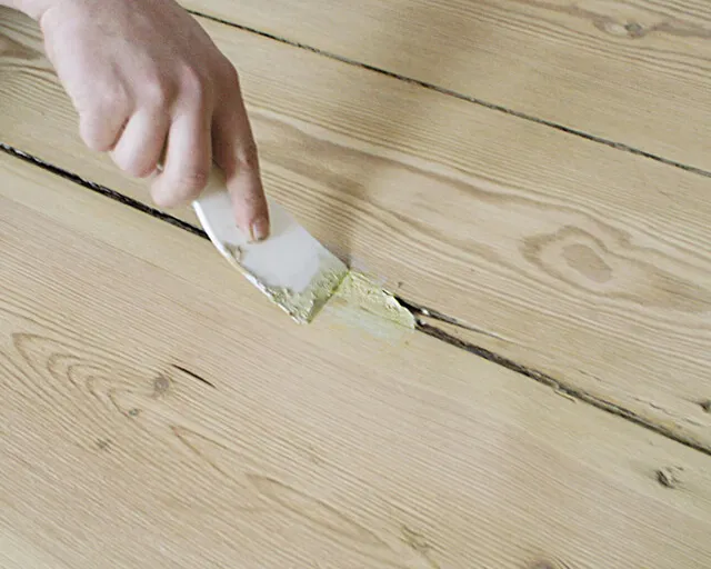 Чем зашпаклевать щели в деревянном полу перед покраской. Инструкция и советы мастеров.